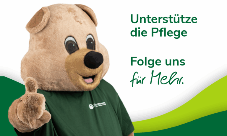 Maskottchen mit Bärenkopf, gibt Daumen hoch, trägt grünes Shirt mit Logo, lächelt freundlich.