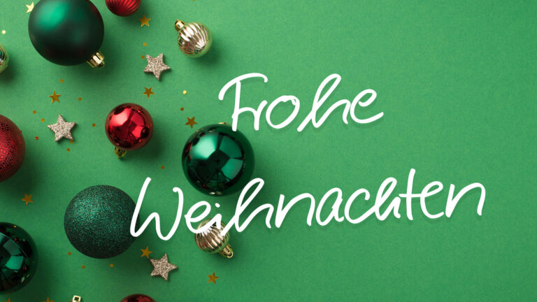 Grüne Weihnachtskugeln und goldene Sterne mit fröhlichem Frohe Weihnachten Schriftzug